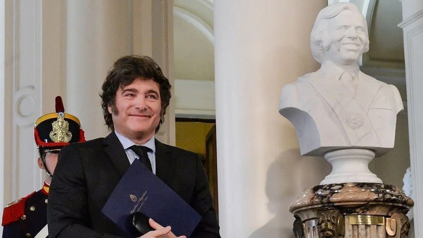 Milei inauguró el busto de Menem en Casa Rosada: