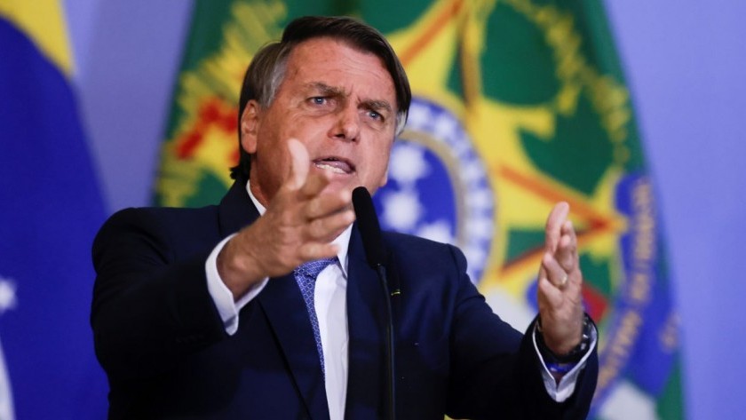 La justicia de Brasil coloca una tobillera electrónica a Bolsonaro ante el riesgo de fuga