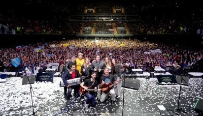 Milei presentó su libro con un show de rock y le pidió a sus seguidores que “no aflojen”