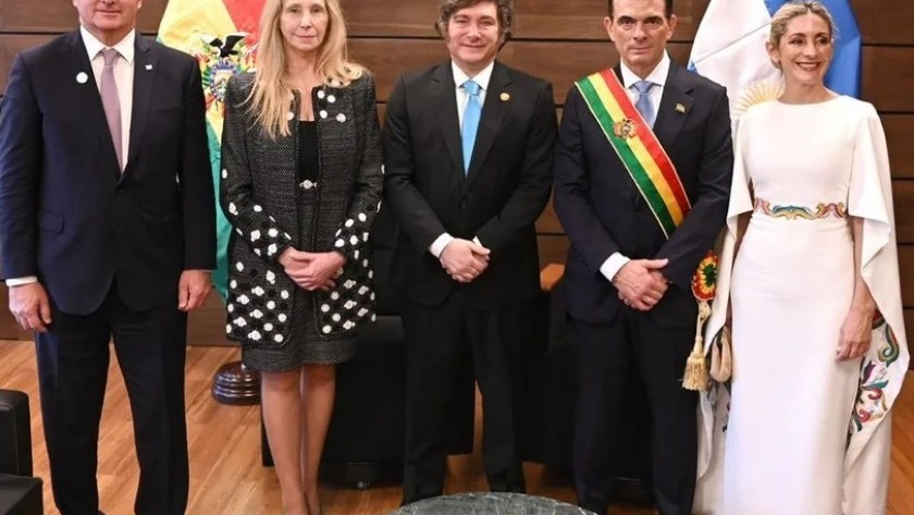 Milei saludó al presidente de Bolivia, Rodrigo Paz Pereira tras la ceremonia de asunción