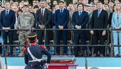 Milei entregó el sable corvo de San Martín a los Granaderos a Caballo