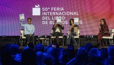 Tres escritoras abrieron el debate en la Feria del Libro con una charla atravesada por política