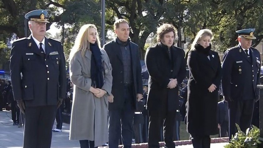 Milei rindió homenaje a los policías caídos en cumplimiento del deber