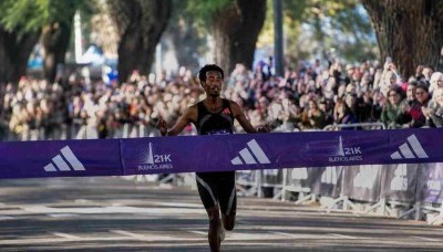 El etíope Yomif Kejelcha batió el récord mundial de 21k al ganar la media maratón de Buenos Aires