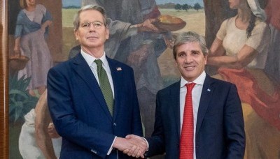 Caputo se reunió con con Bessent, que elogió el plan económico oficialista