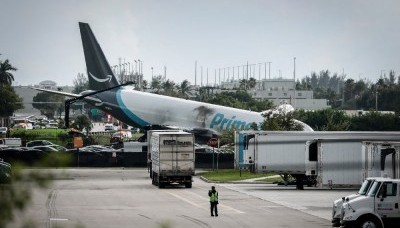 Un avión de carga se despistó en el aeropuerto de Miami: hay cinco muertos