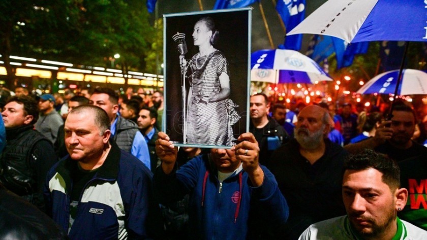 Marcha de antorchas por Evita y contra